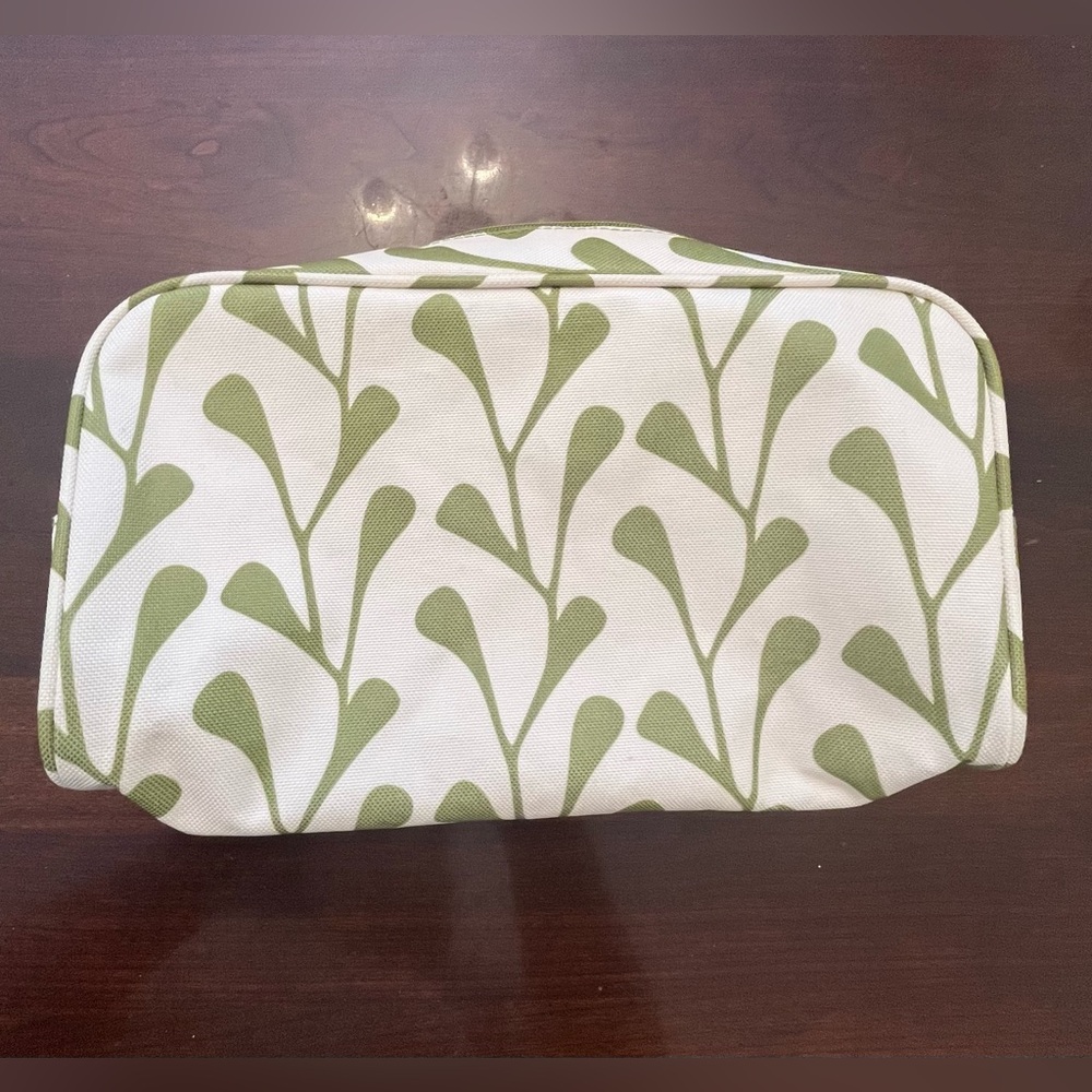 Green and White Patterned Toiletry Bag
